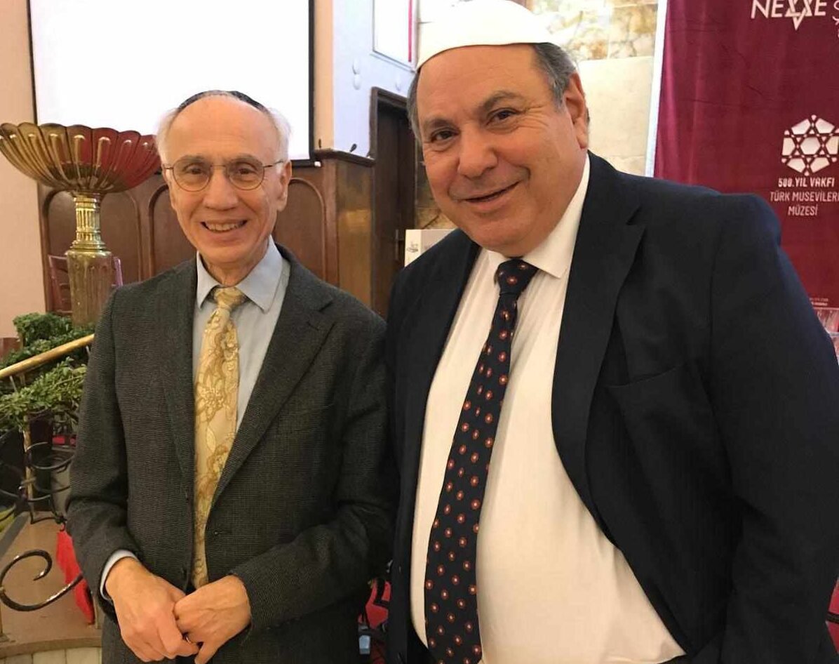 Alain de Tolédo (à gauche) et le président de la communauté juive d'Istanbul, lors d'une conférence d'Alain à la synagogue Neve Shalom. @Alain de Tolédo