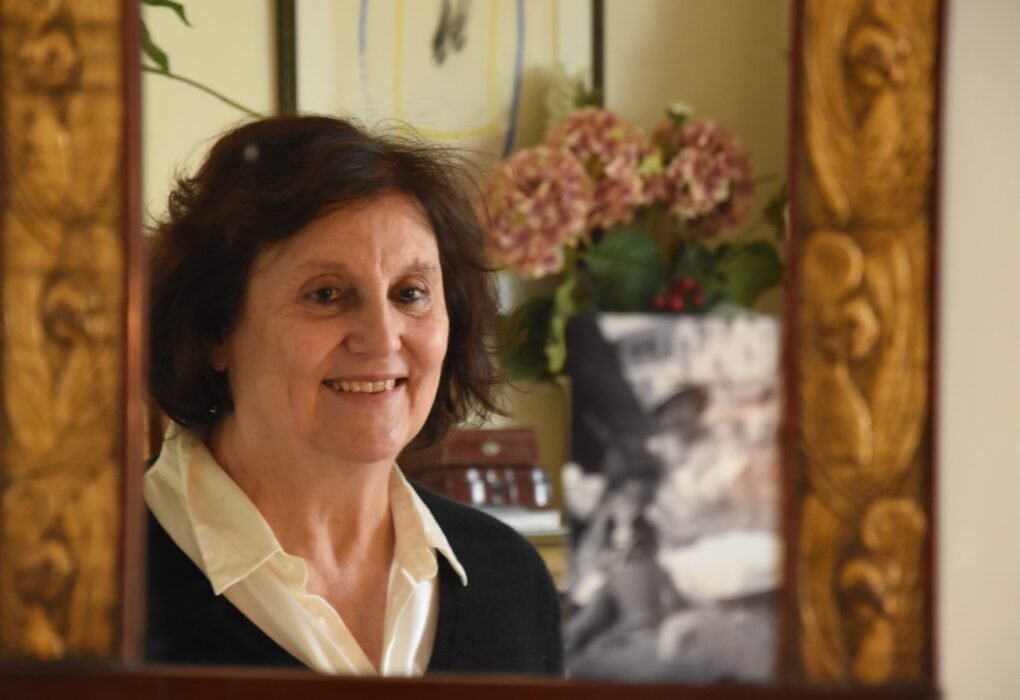 Henriette et sa photo préférée de Rachel Benveniste avec sa mère avant guerre. Crédits : Klara Durand