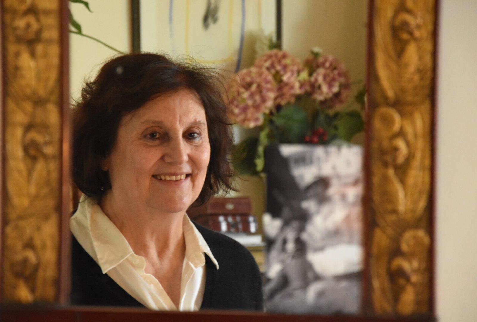 Henriette et sa photo préférée de Rachel Benveniste avec sa mère avant guerre. Crédits : Klara Durand